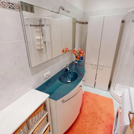 Agreable 2p Moderne En Centre-ville Proche Avec Balcon - Fr-1-196-333 * Menton