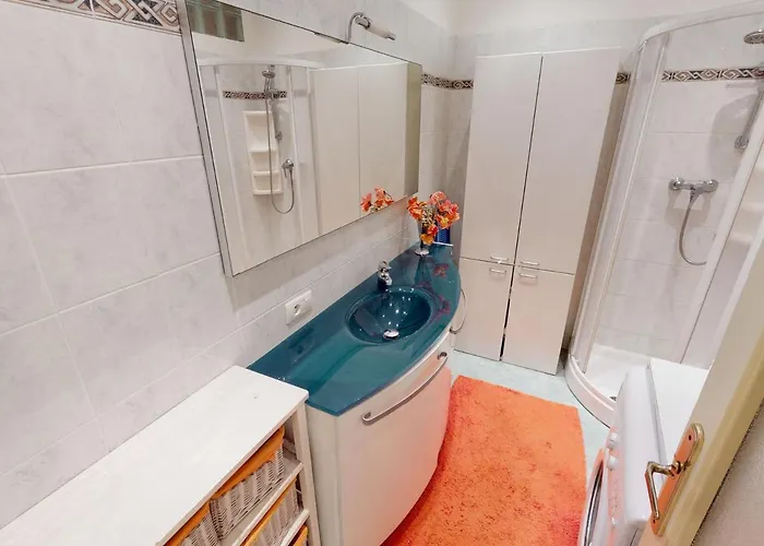 Agreable 2p Moderne En Centre-ville Proche Avec Balcon - Fr-1-196-333 * Menton